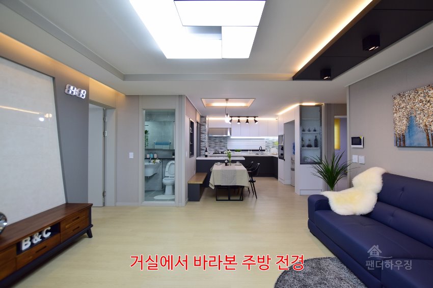 거실7.거실에서 바라본 주방전경.JPG